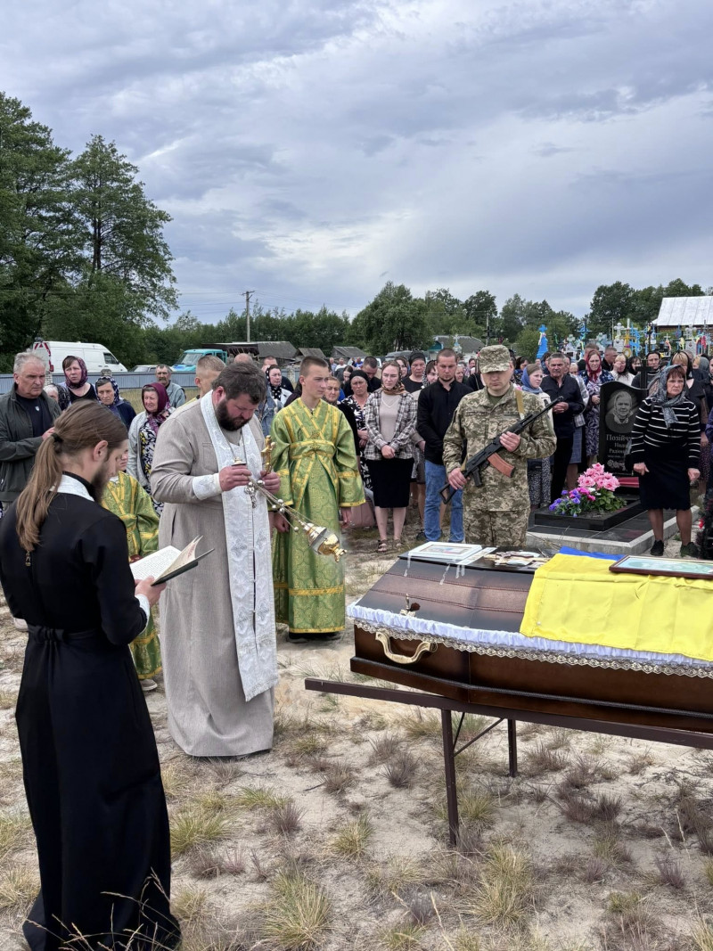 Майже два роки вважався зниклим безвісти: на Волині в останню земну дорогу провели Героя Михайла Ковальчука. Фото