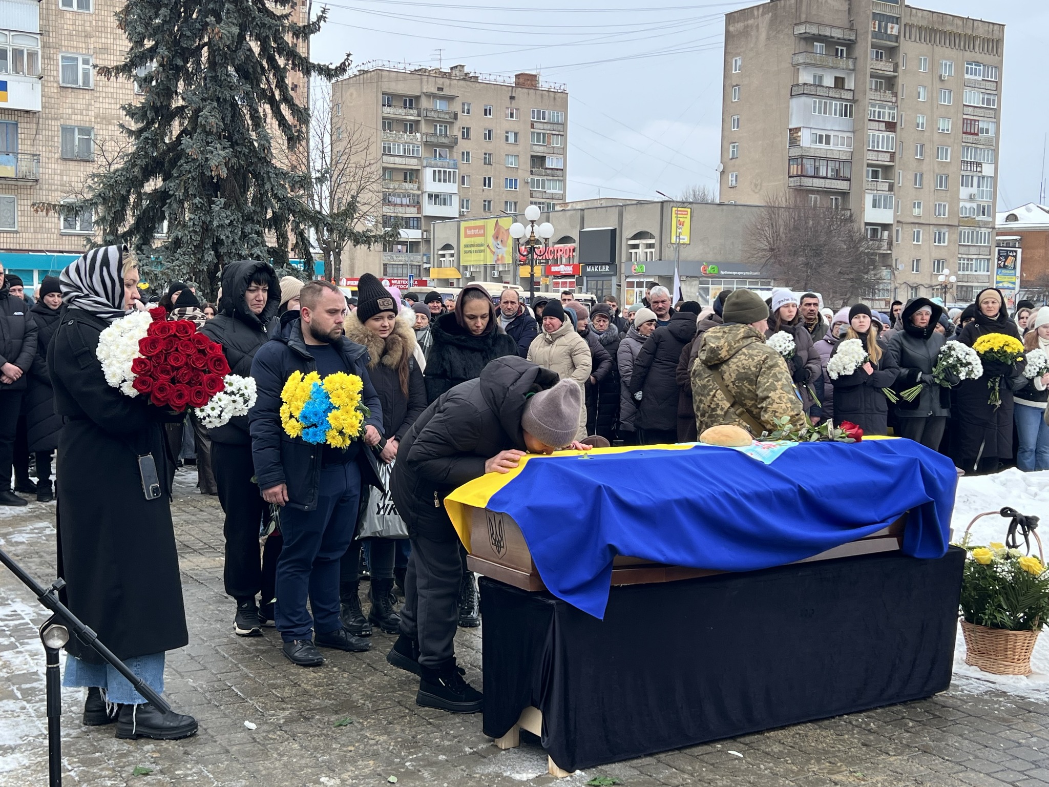 Загинув за три тижні до свого 26-річчя: на Волині в останню земну путь провели Героя Василя Гордіюка
