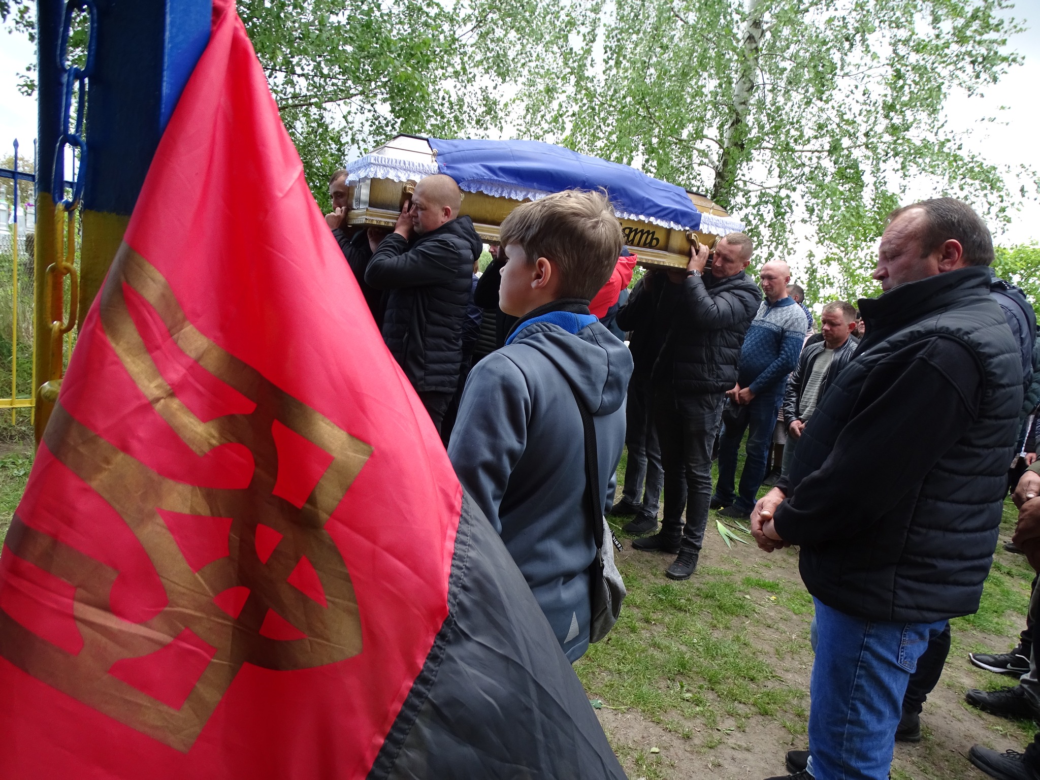 «Вивозив з поля бою поранених, рятував життя, повертав тіла загиблих»: на Волині сотні людей провели в останню дорогу Героя Володимира Кміна