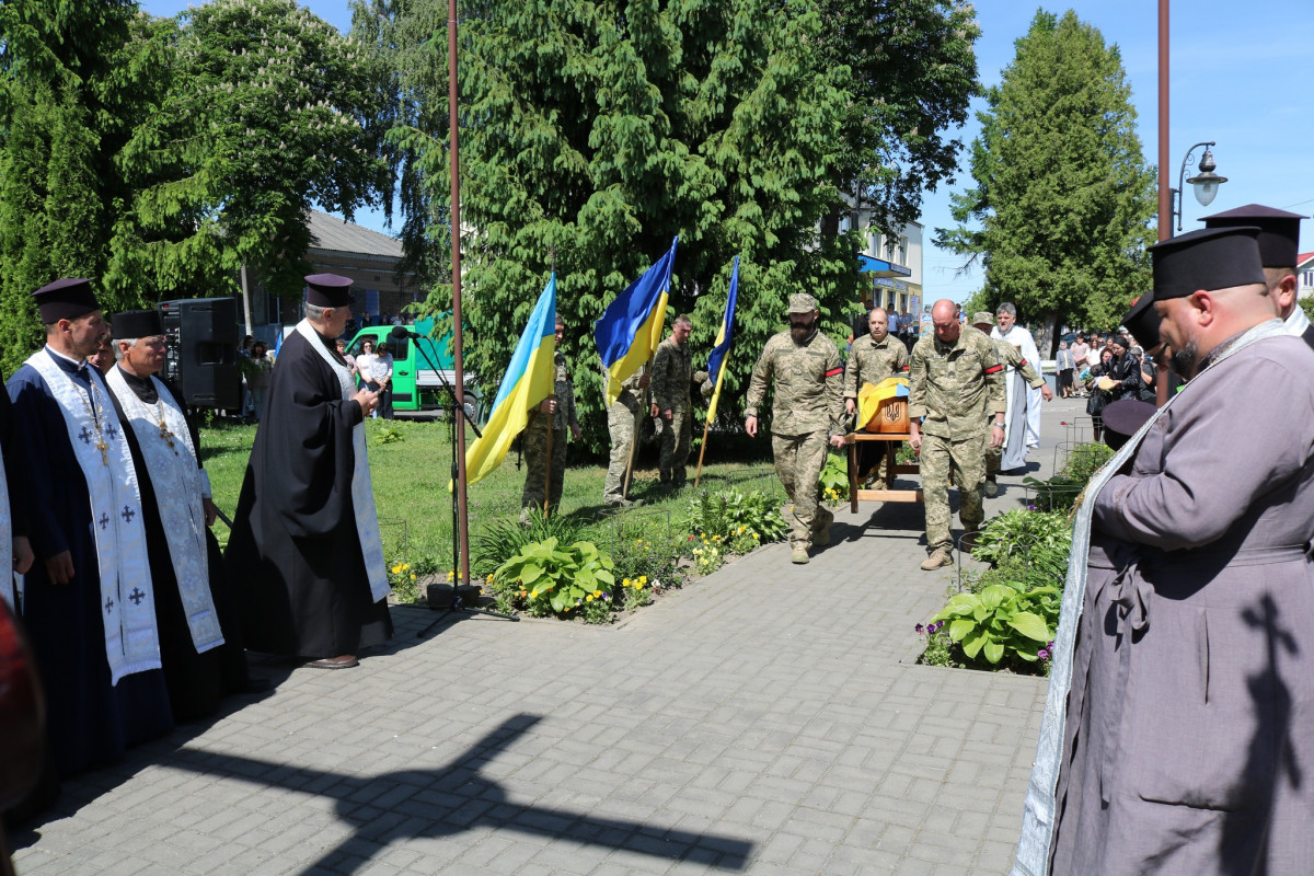 Понад 2 роки вважався зниклим безвісти: на Волині поховали воїна Віктора Миколайчука