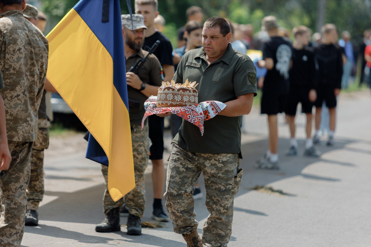 Кращі сини України йдуть у Небесне військо: на Волині в останню дорогу провели загиблого воїна Анатолія Захарчука