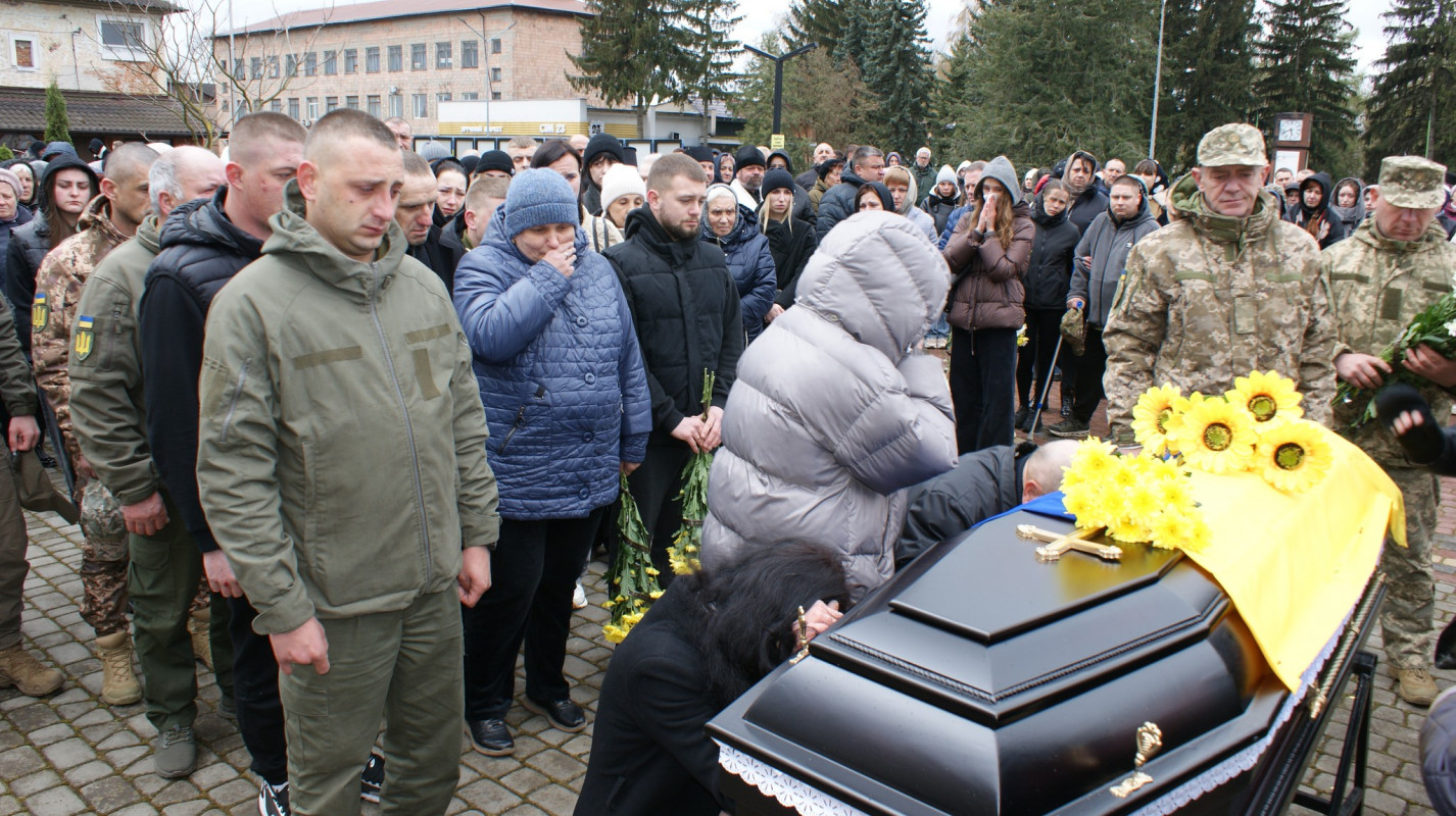 Пережив пекло війни, але загинув у ДТП: на Волині попрощалися із 31-річним воїном Вадимом Стадніком