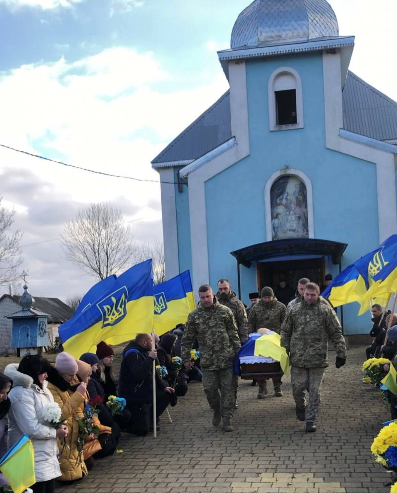 Рано втратив батьків: на Волині попрощалися із молодим Героєм Тарасом Сохацьким