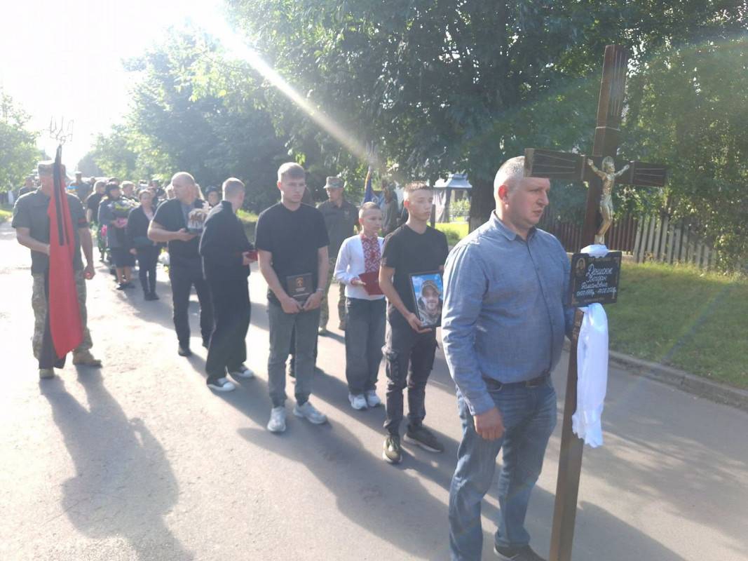 «Повернувся з-за кордону, щоб захищати Україну»: на Волині попрощалися з 27-річним Героєм Богданом Денисюком
