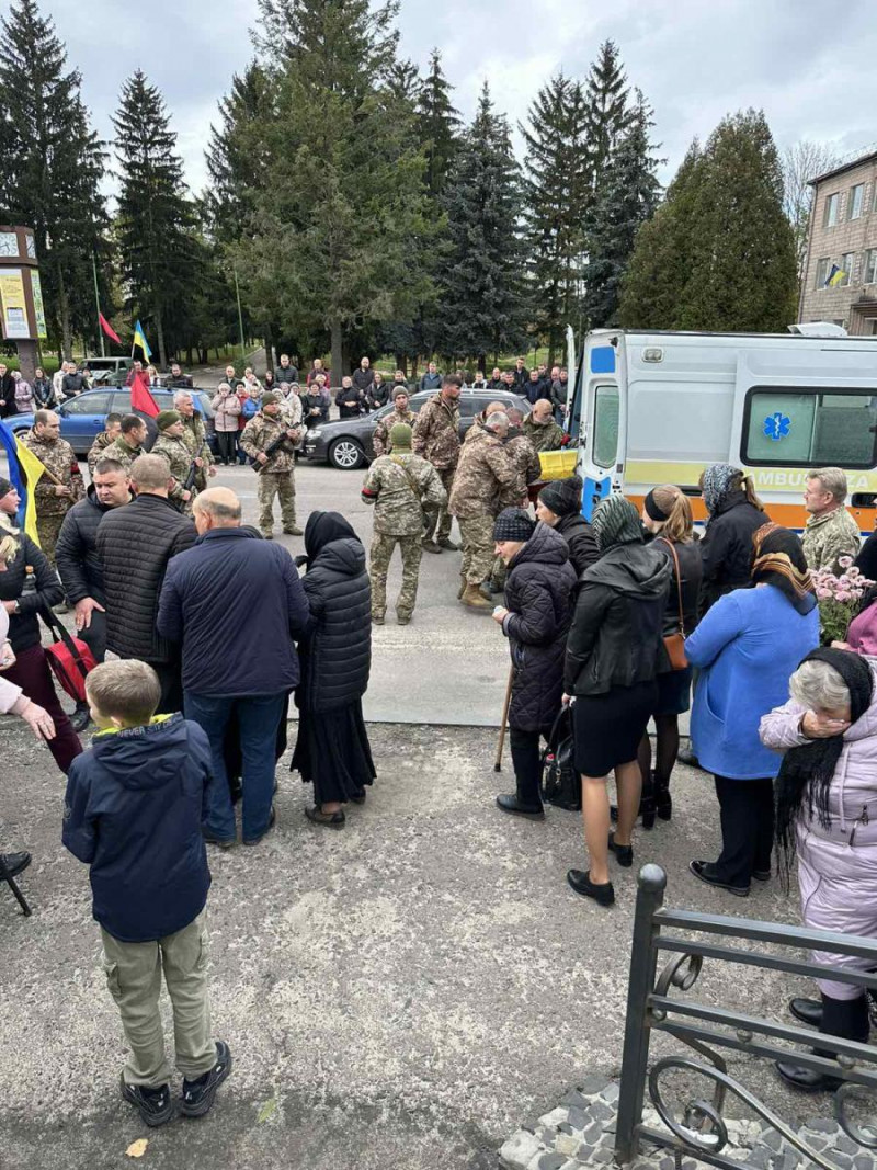 Спільне горе на дві громади: на Волині похоронили 33-річного Героя Володимира Пахольчука