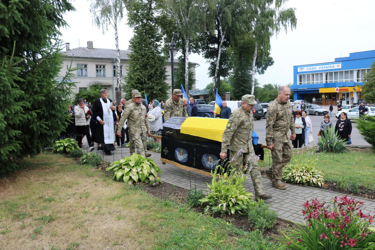 Понад півтора року вважався зниклим безвісти: на Волині поховали Героя Юрію Лозу