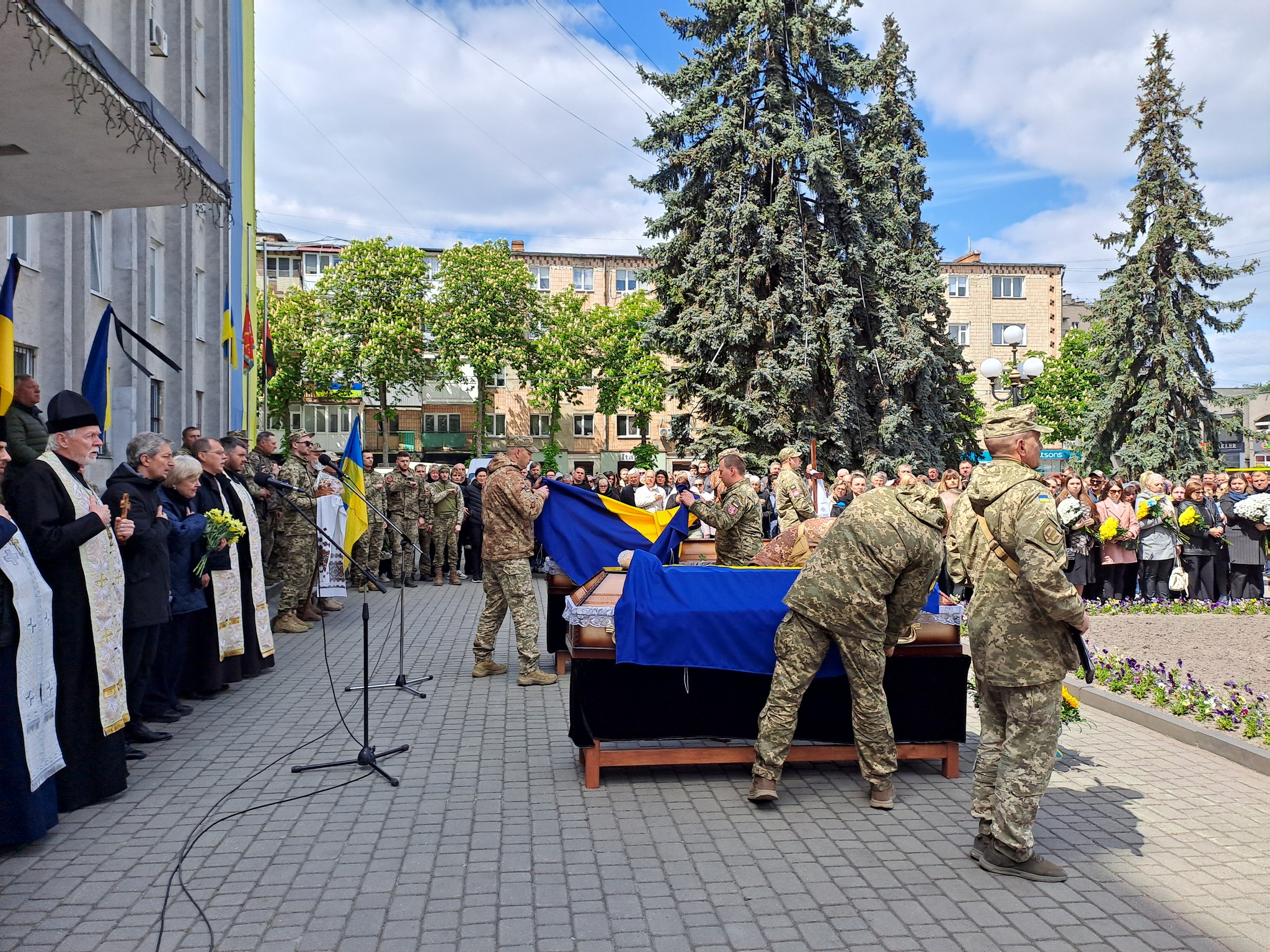«Тато – моя душа, яку з мене вирвали»: на Волині в один день попрощалися з двома Героями - Максимом Плотніковим та Русланом Фатхудіновим