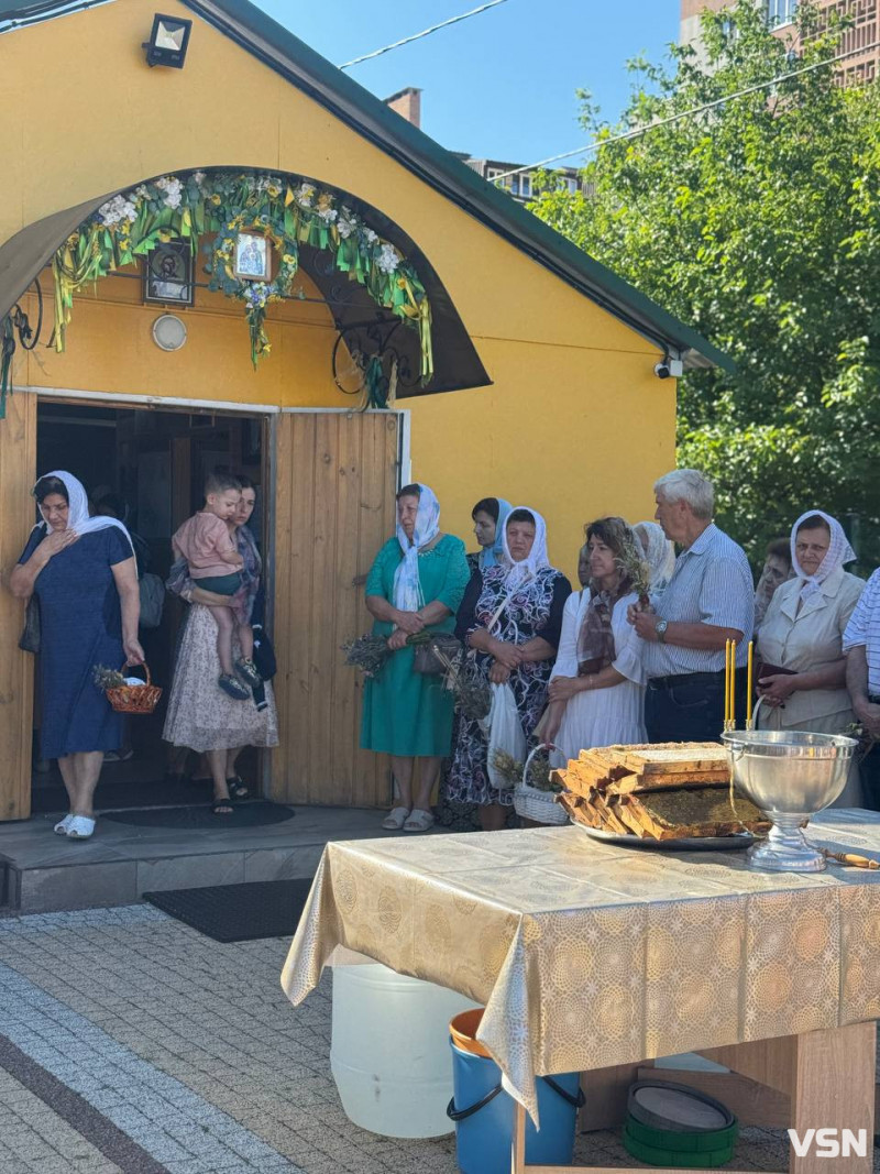 Як у луцькому храмі освячували мак та мед. Фоторепортаж