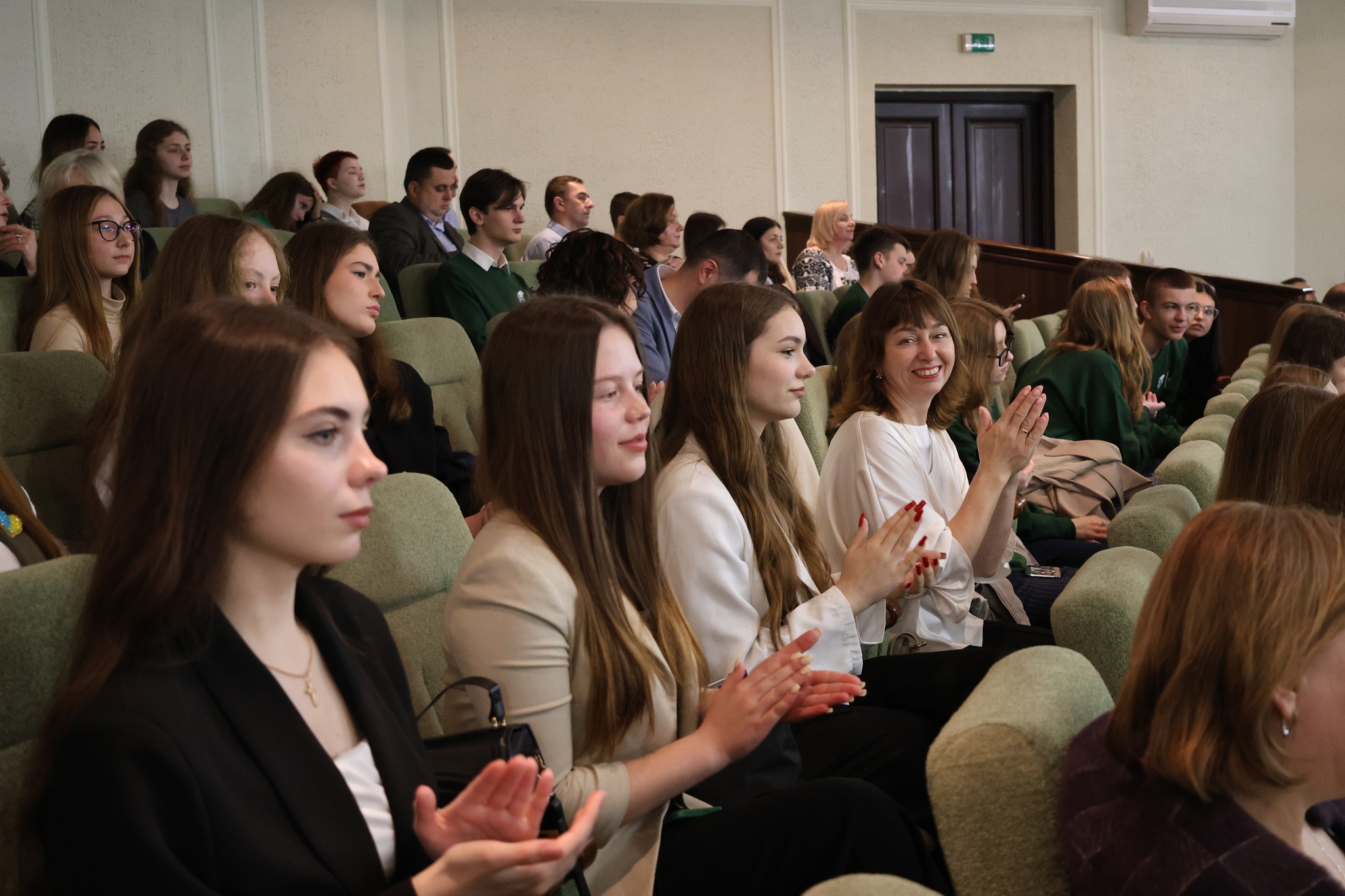 На Волині відзначили юних інтелектуалів: переможці олімпіад і конкурсів отримали нагороди