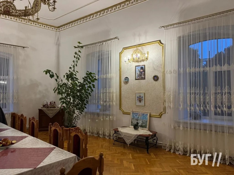 Порожні зали, сміття і зірване майно: що залишила УПЦ МП в Успенському соборі у Володимирі. Фото