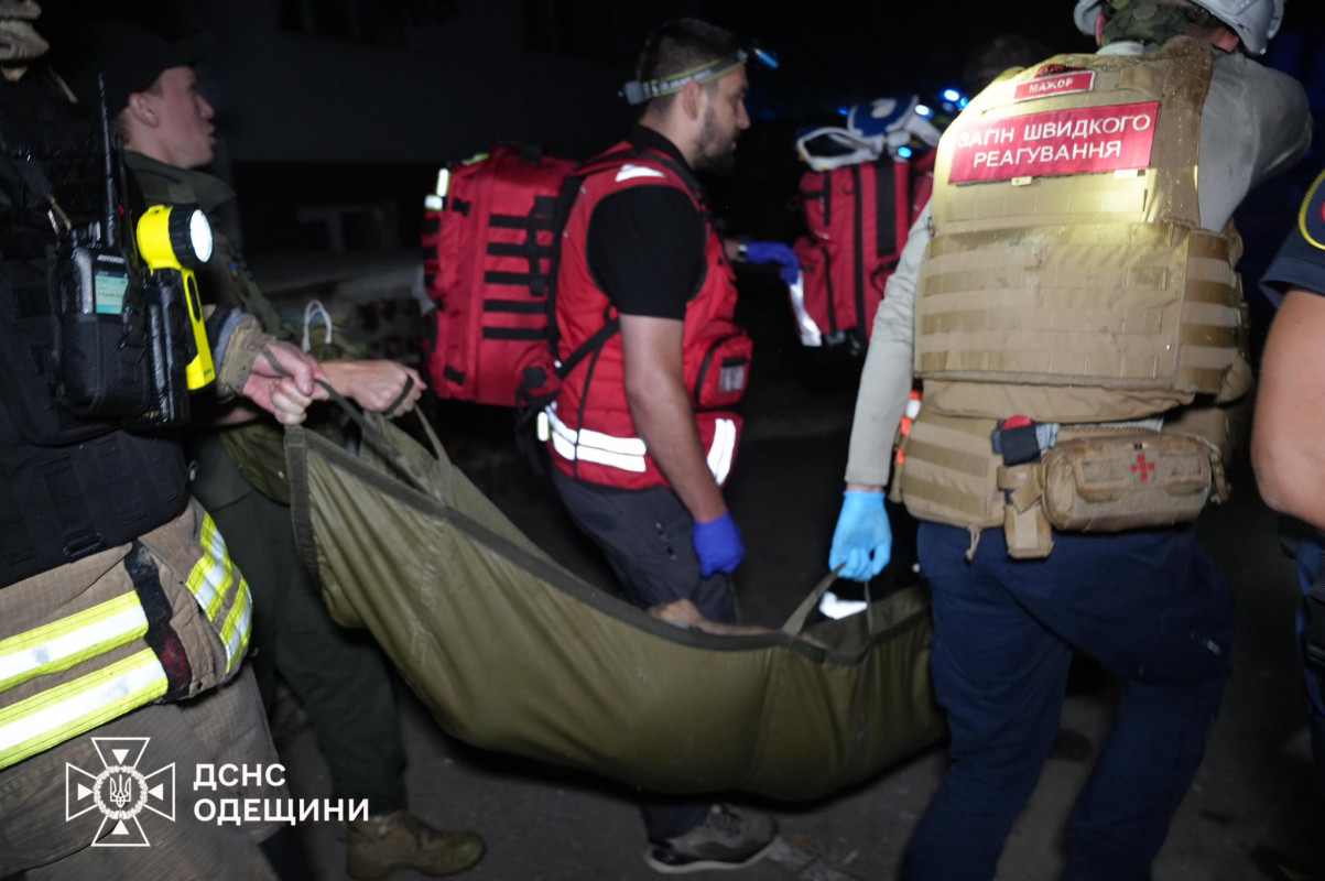 Пекельна ніч в Одесі: ворожі дрони влучили в багатоповерхівку, є постраждалі та загибла