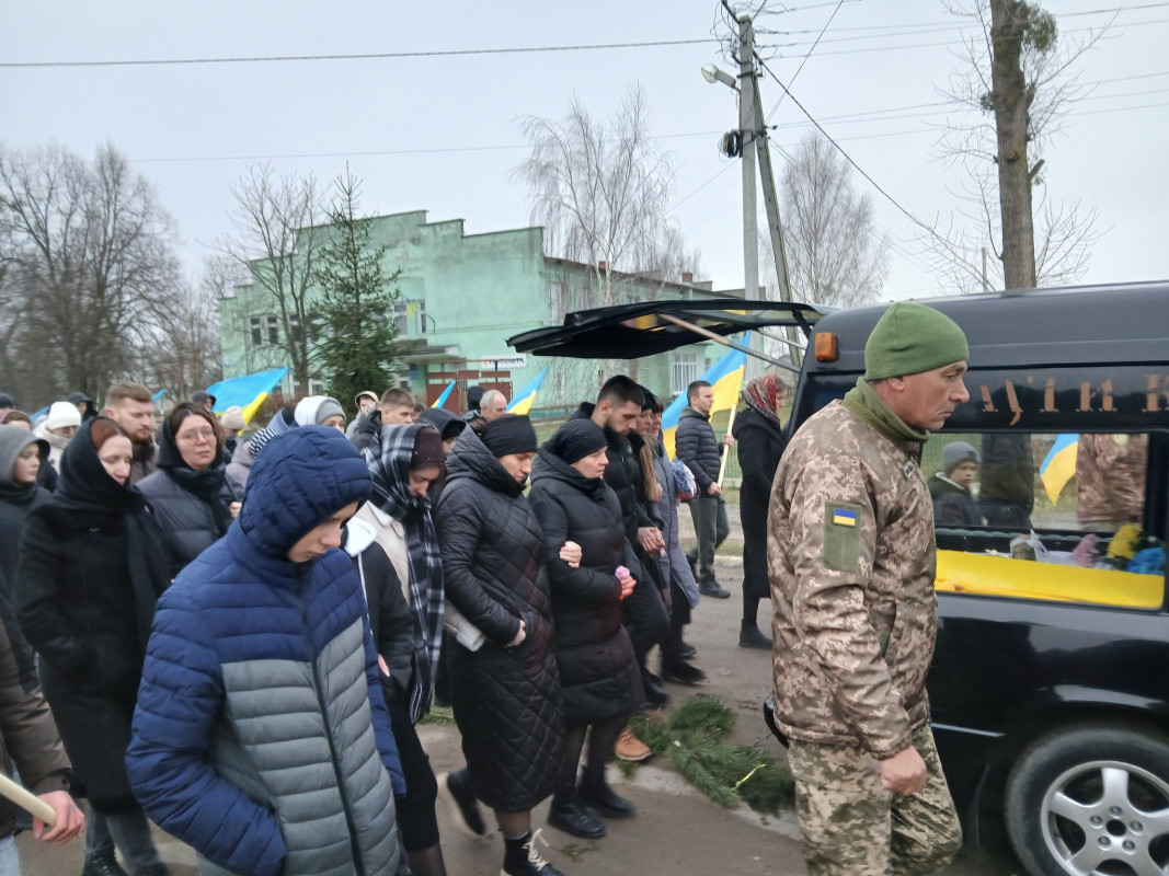 Серце завчасно зупинилося: на Волині провели в останню земну дорогу захисника Миколу Синчука
