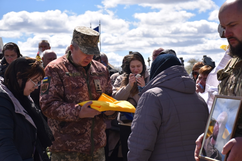Коровай ділили на кладовищі: на Волині сотні людей прийшли попрощатися з Героєм Миколою Гацем