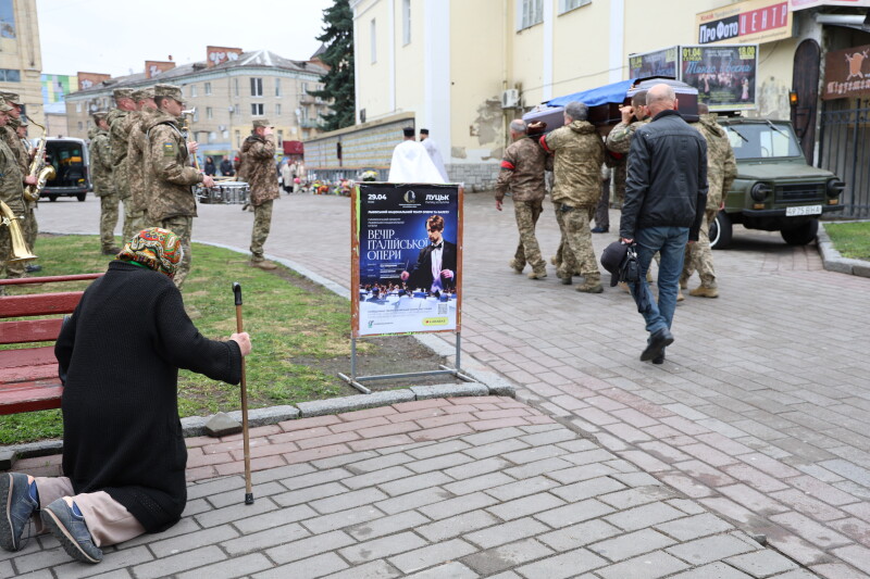Загинув півтора року тому: у Луцьку попрощалися із воїном Іваном Литвинчуком
