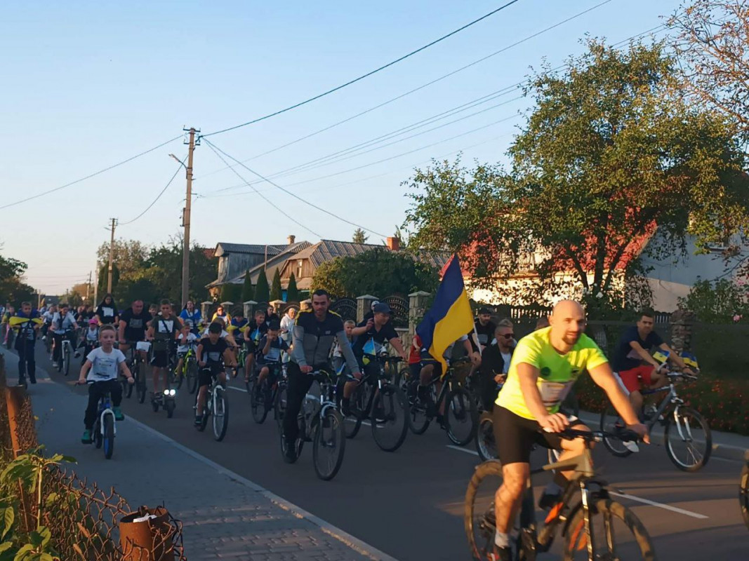 Найстаршому 75 років, наймолодшій – майже 2: у місті на Волині велозаїздом вшанували загиблих Героїв краю