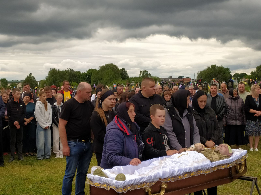 Ворожий дрон обірвав життя Героя: на Волині прощались з полеглим воїном Олегом Беценком