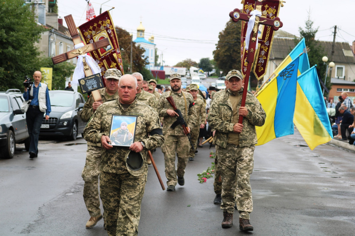 Двійко дітей залишилися без батька: на Волині попрощалися з молодим Героєм Олександром Чируком. Відео