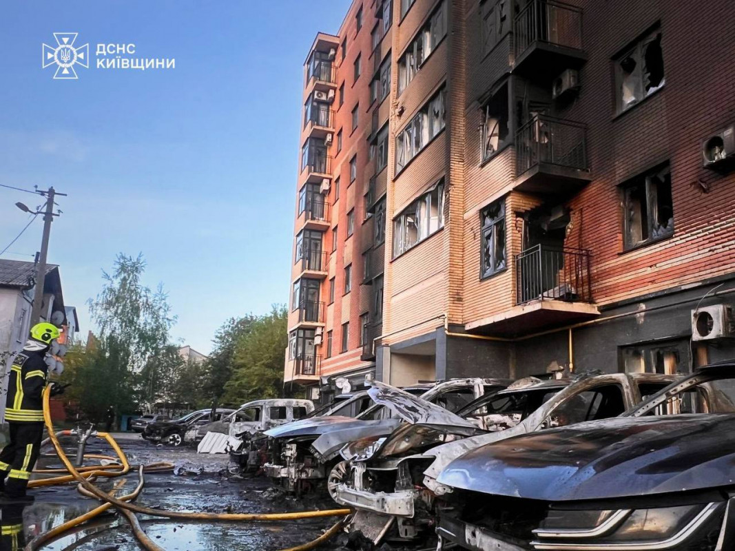 Вночі РФ завдала масованого комбінованого удару по Києву - є жертви, сильні пожежі та руйнування