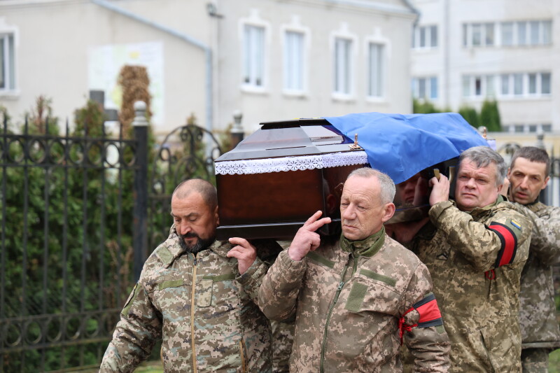 Загинув півтора року тому: у Луцьку попрощалися із воїном Іваном Литвинчуком