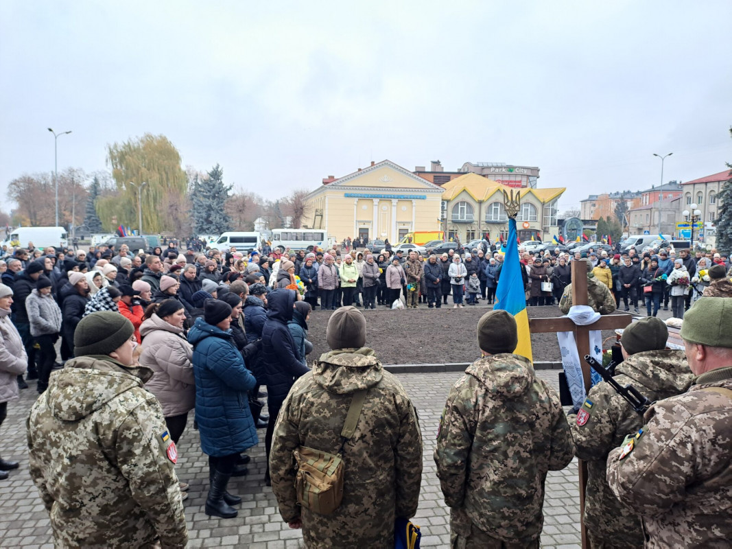 Неповних два місяці тому тільки одягнув військову форму: на Волині попрощались з Героєм Ростиславом Кривчуком