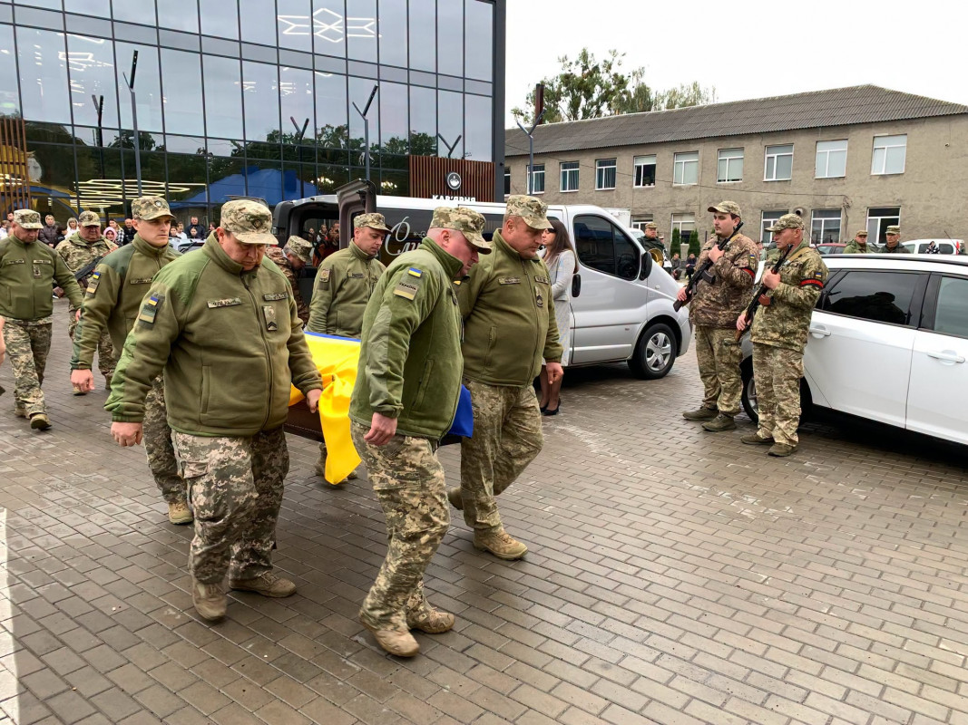 Загинув понад рік тому: у Луцькому районі провели в останню путь захисника Юрія Бондарука
