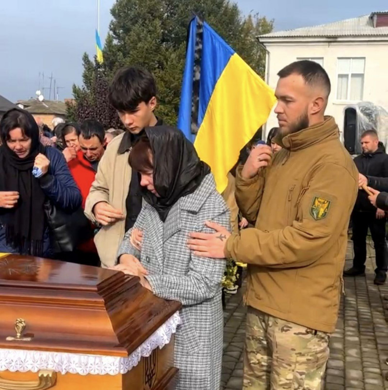 Син служить у війську: на Волині попрощались із Героєм Віктором Яручиком