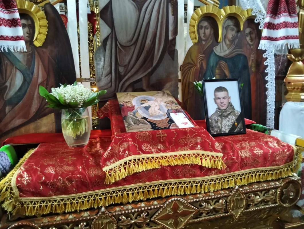 Жорстока війна залишила батьків без сина: у Луцькому районі провели в останню путь 26-річного Героя Романа Климчука