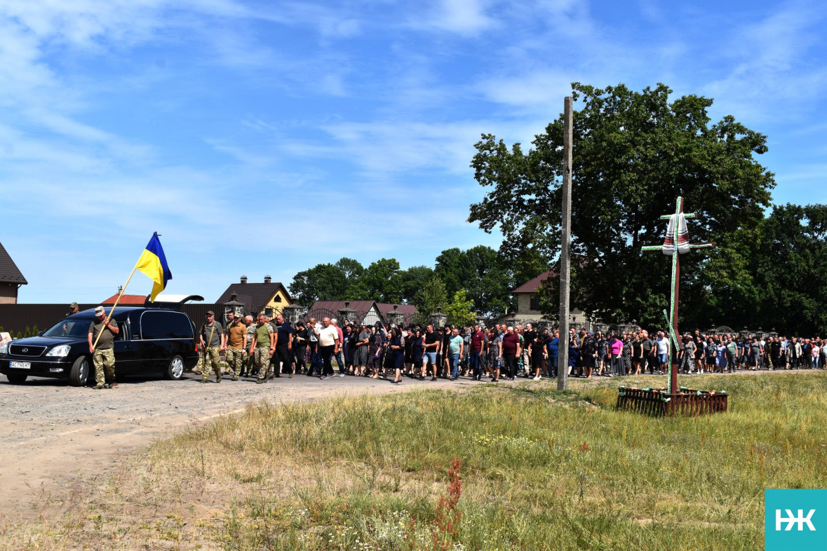 Кохана – у чорному, село – в сльозах: на Волині попрощалися з молодим Героєм Володимиром Черевком