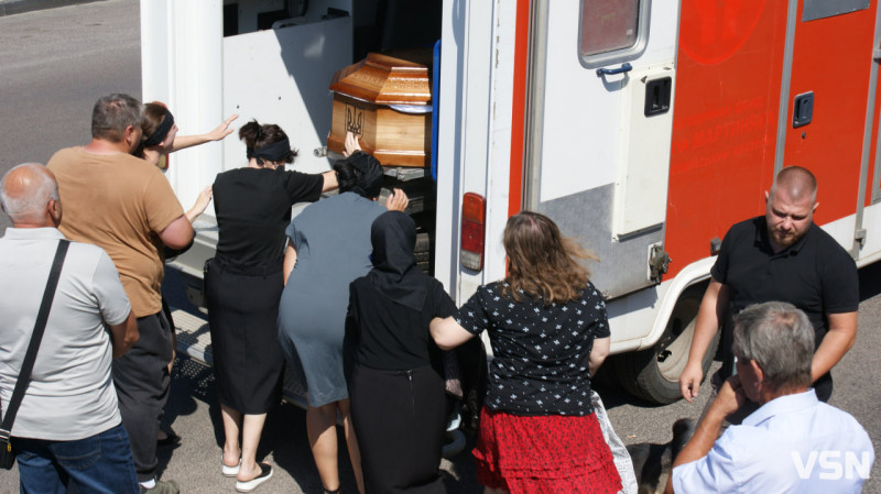 Рідні сподівалися, що в полоні, але дива не сталося: у Рожищі провели в останню путь воїна Миколу Катеринюка