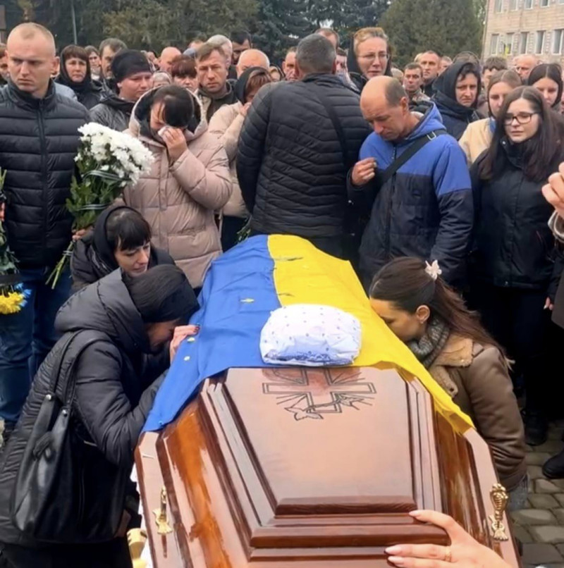 Син служить у війську: на Волині попрощались із Героєм Віктором Яручиком