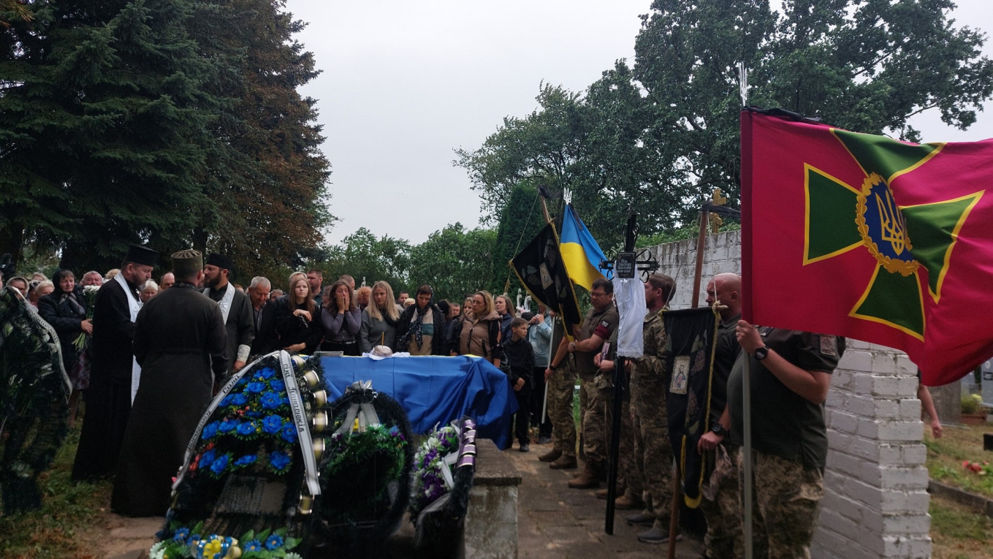 Три місяці боротьби за життя: на Волині провели в останню дорогу захисника Олександра Гуля