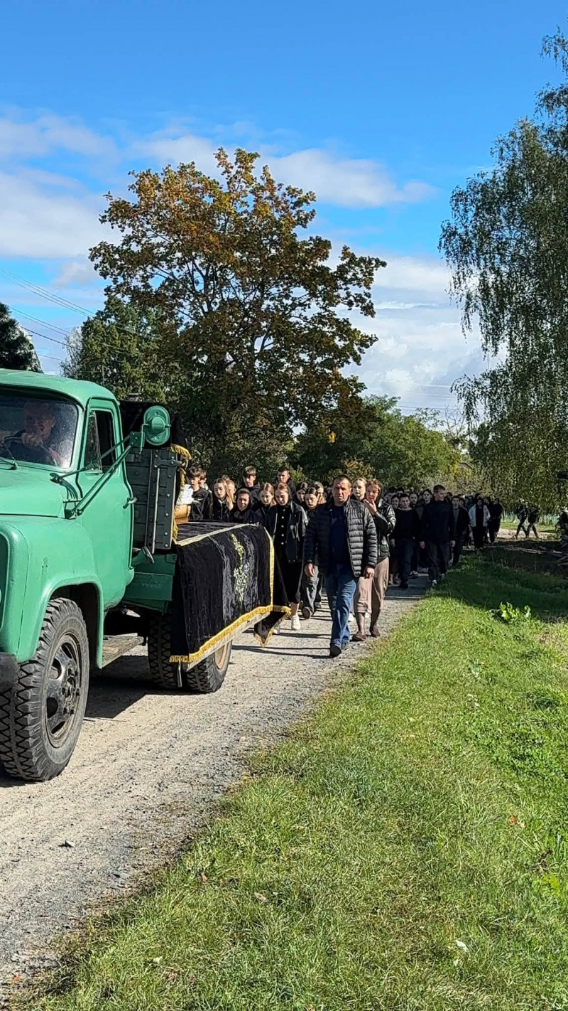 «Шкільний дзвінок прозвучав востаннє»: на Волині попрощалися з вчителькою