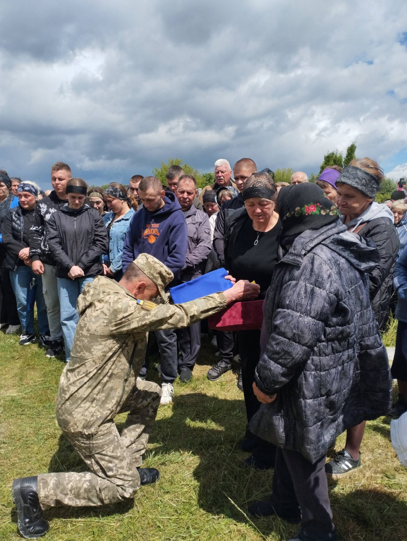 Назавжди молоді Герої: громада на Волині провела в останню путь 26-річного Сергія Сміховського і 28-річного Миколу Кобрина