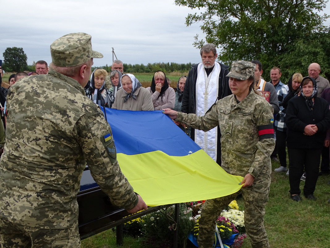 Багато місяців вважався зниклим безвісти: у громаді на Волині поховали Героя Олександра Чирку
