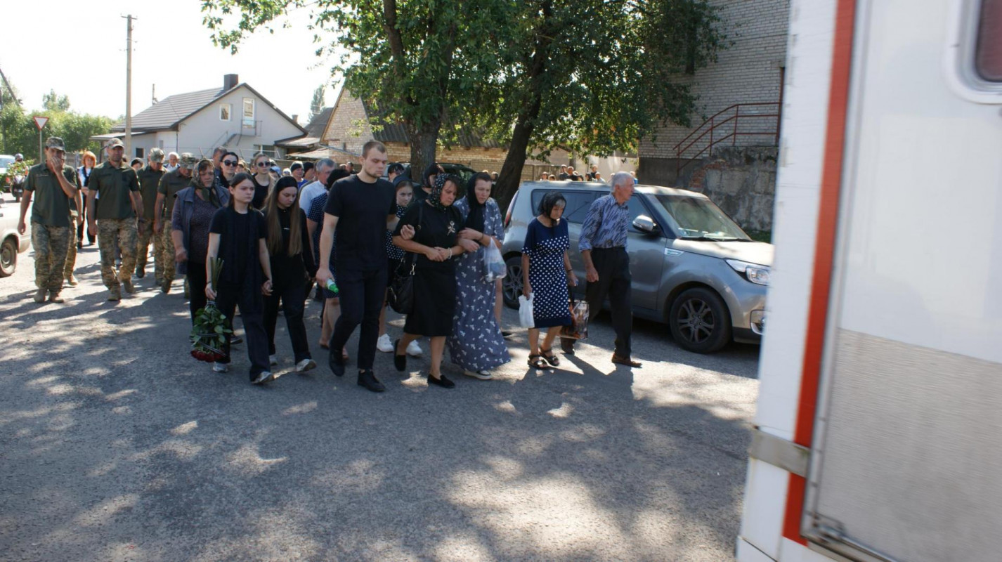 Не встиг натішитися першою онучкою: на Волині провели в останню дорогу воїна Олексія Калюха
