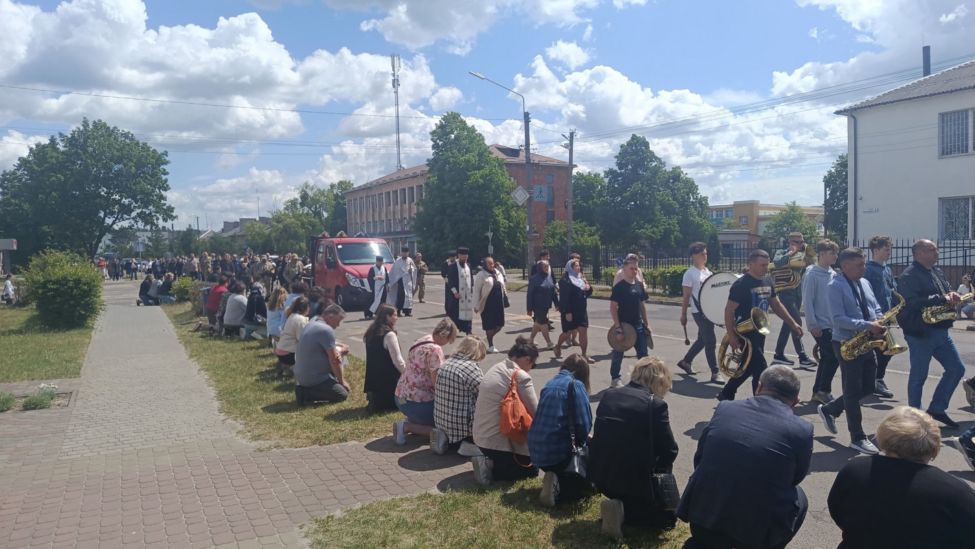 Біль втрати, що не стихає: у громаді на Волині провели в останню дорогу підполковника Повітряних сил України Юрія Халика