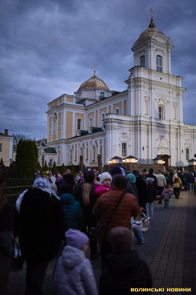 Як у Луцьку освячували кошики напередодні Великодня