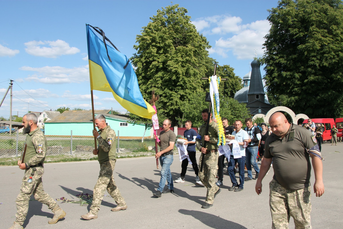 Не висихають сльози у громаді: на Волині до місця вічного спочинку провели 38-річного Героя Валерія Єфімчука