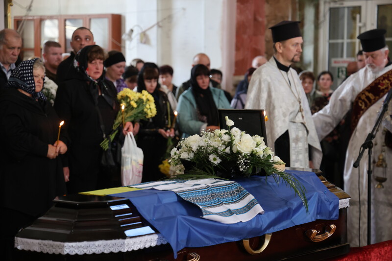 Загинув півтора року тому: у Луцьку в останню дорогу провели 34-річного Героя Богдана Щербачука
