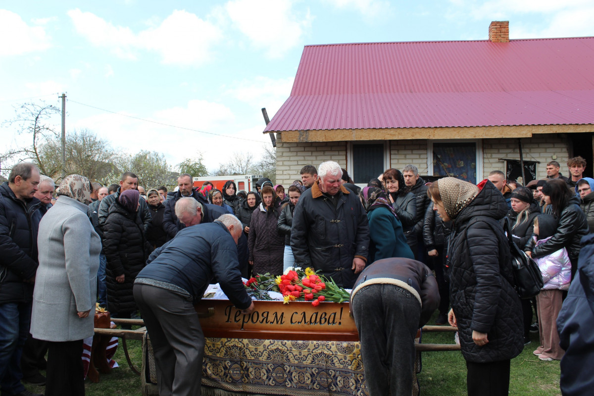 «Тепер тато захищатиме з небес»: волиняни попрощалася з 25-річним Антоном Хвостюком