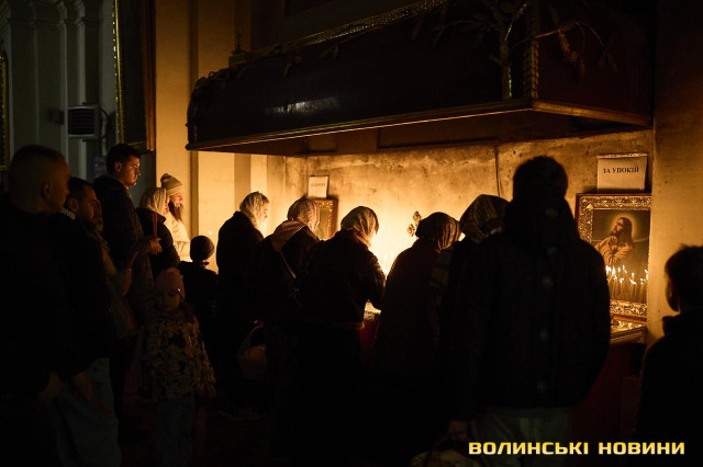Як у Луцьку освячували кошики напередодні Великодня