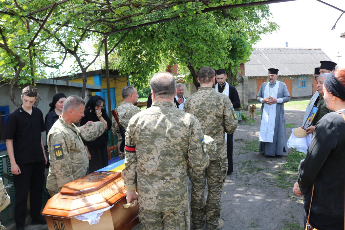 Понад 2 роки вважався зниклим безвісти: на Волині поховали воїна Віктора Миколайчука