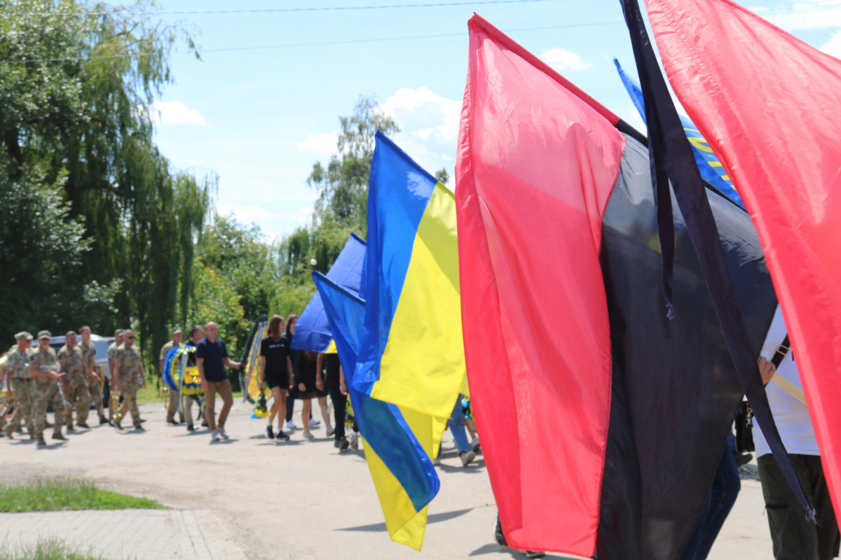 Невтомний трудівник, гарний сім’янин і надійний друг: на Волині всім селом ховали загиблого Героя Сергія Кравчука