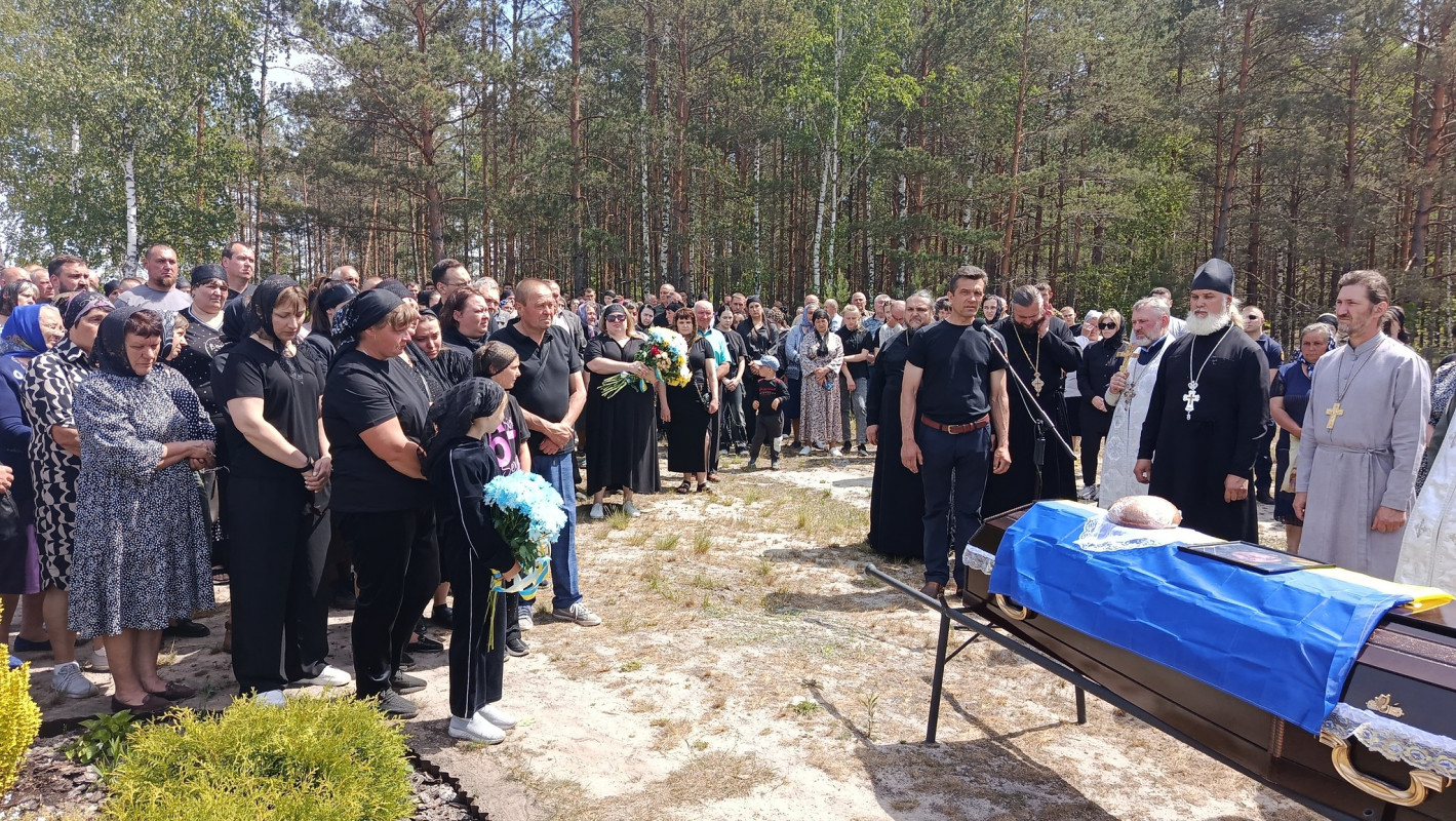 Без батька залишилися троє донечок: волиняни попрощалися із загиблим Героєм Андрієм Григолою