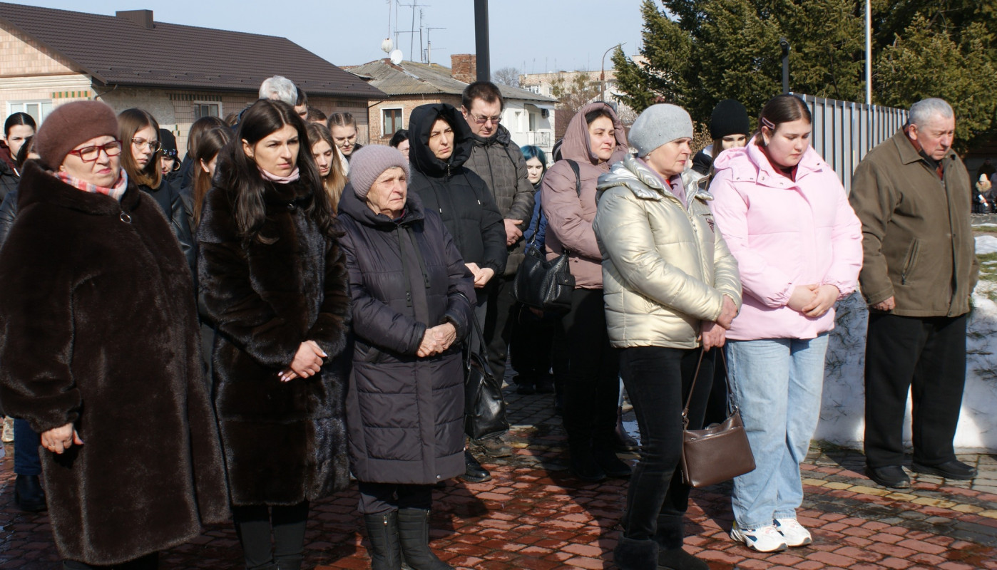 Навколішки і зі сльозами: волиняни попрощалися з Героєм Володимиром Гродським
