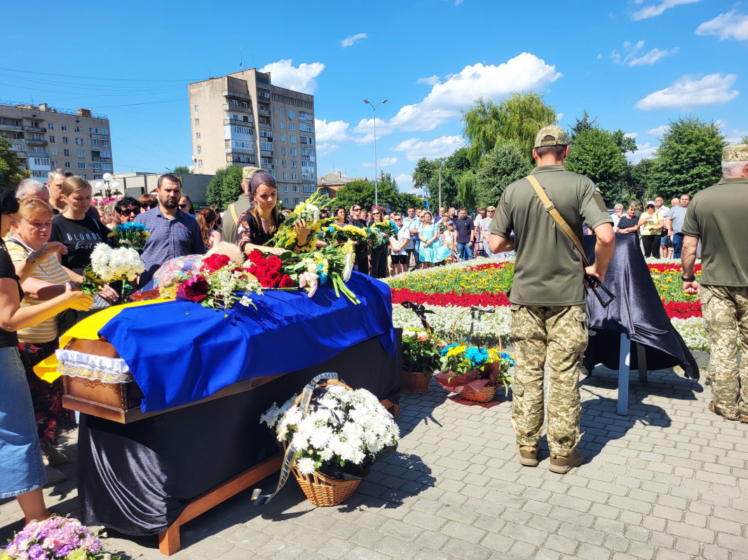Син і донька втратили батька: на Волині попрощались з Героєм Дмитром Лисюком