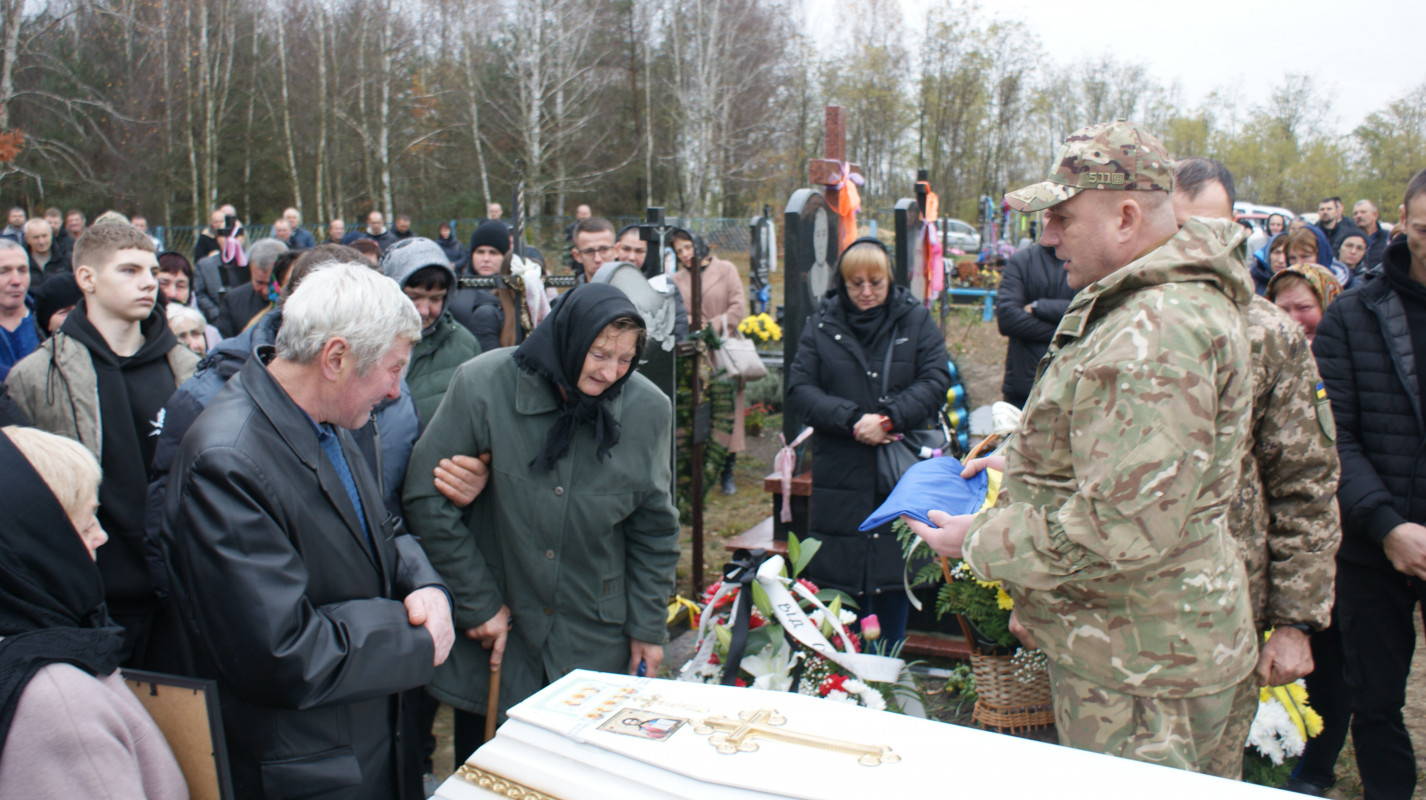 «Встелили всі села квітами, а хлопчика мого немає…»: у громаді на Волині провели в останню дорогу Героя Миколу Загоровця