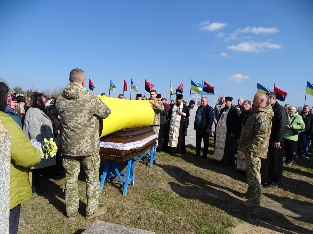 На Волині провели в останню путь Героя Василя Кравчука, який загинув два роки тому