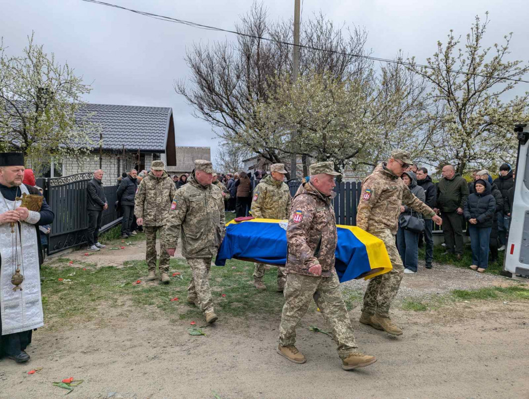 Понад півтора року вважався зниклим безвісти: на Волинь «на щиті» повернувся Герой Дмитро Новосад
