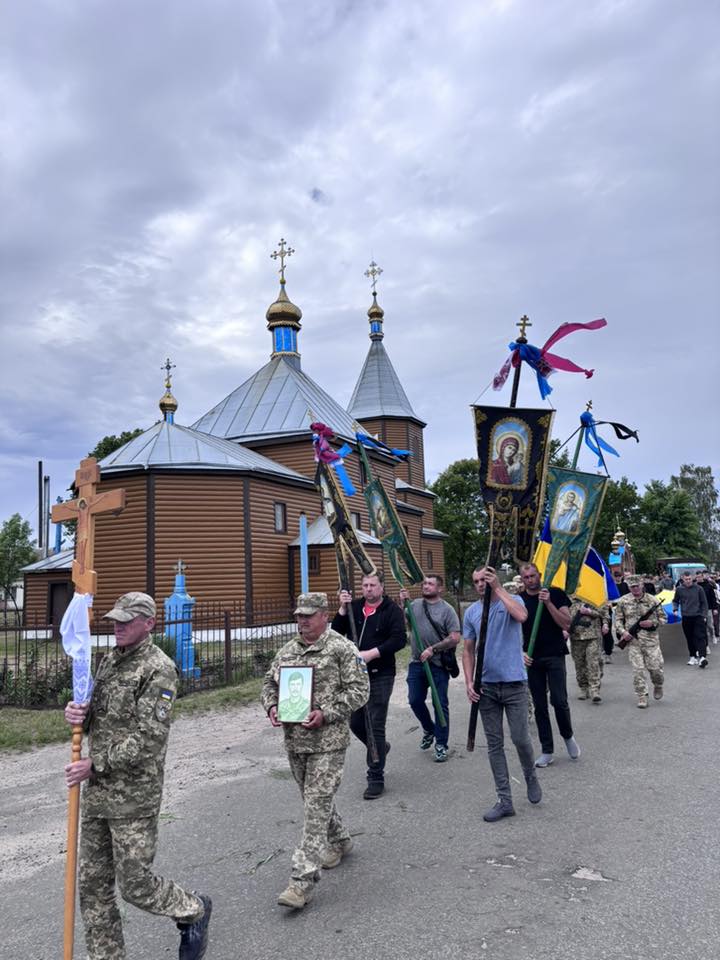 Майже два роки вважався зниклим безвісти: на Волині в останню земну дорогу провели Героя Михайла Ковальчука. Фото